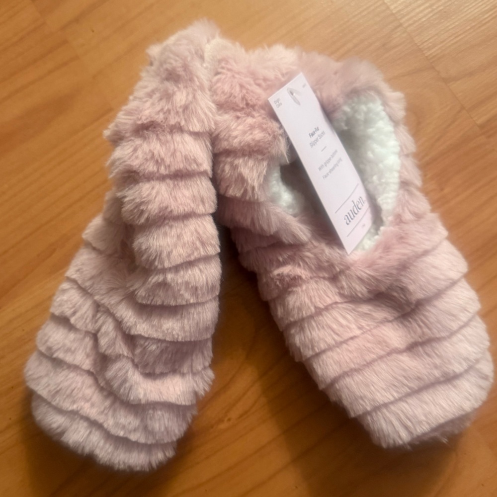 NWT 2 Pairs Women's Pink/Gray Faux Fur Cozy Pull-On Slipper Socks Grippers Auden
